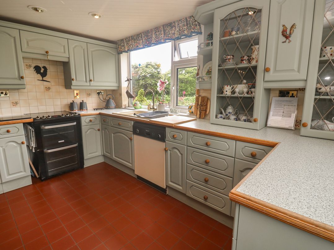 A kitchen with cabinets and appliances at Woolly Welcome in Goldsithney