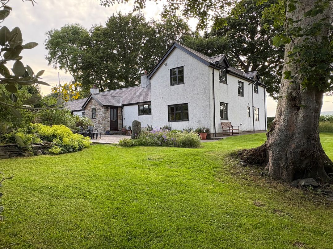 Garth Cottage, Denbigh - Sleeps 11 guests