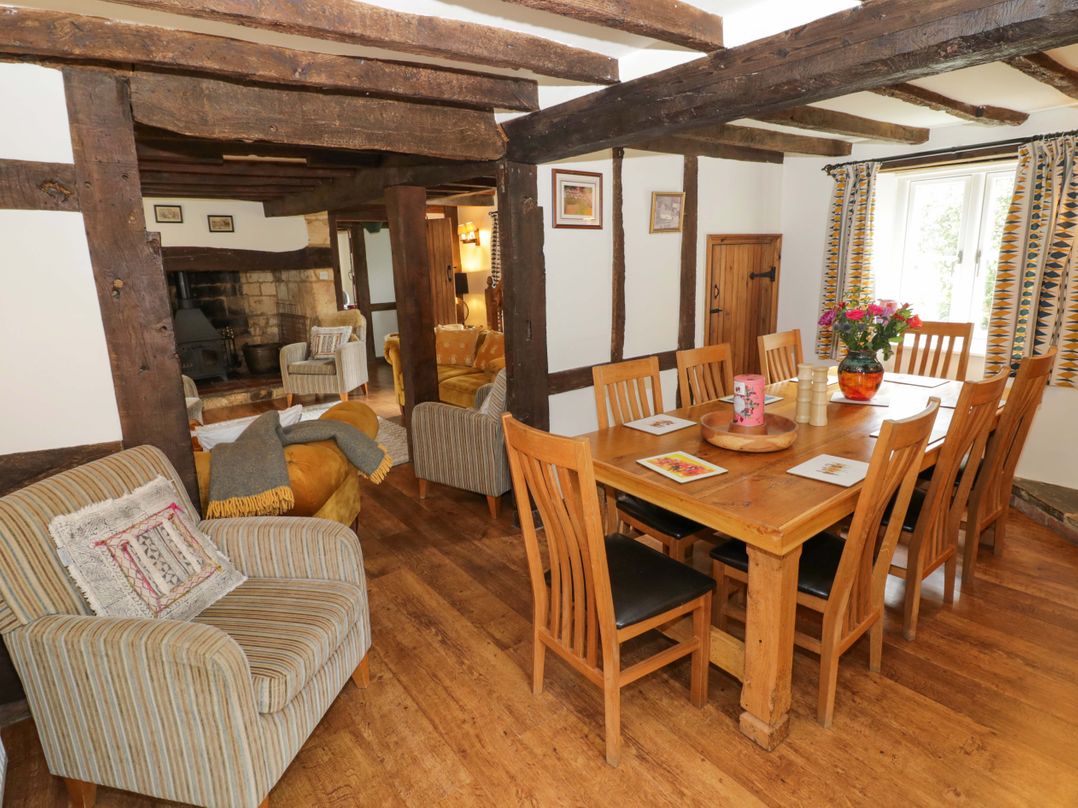 A dining room with a table and chairs at Elmhurst Cottage in Lower Quinton