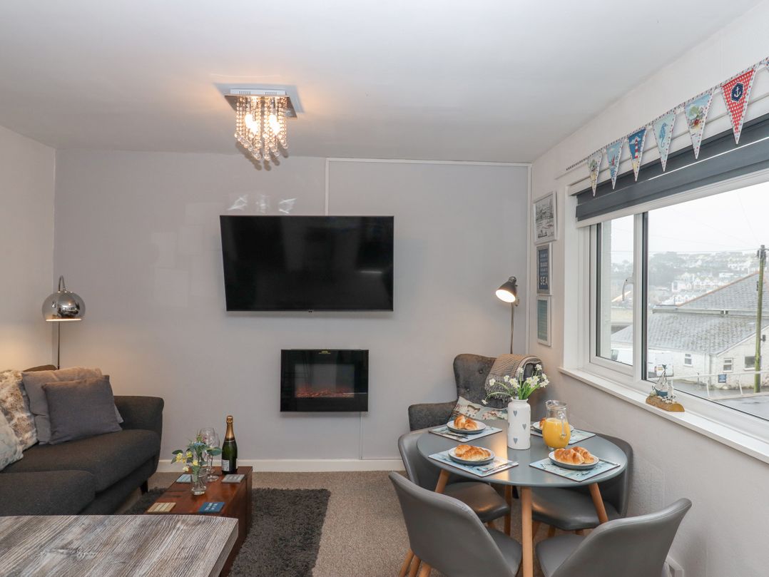 3 Dolphin Court