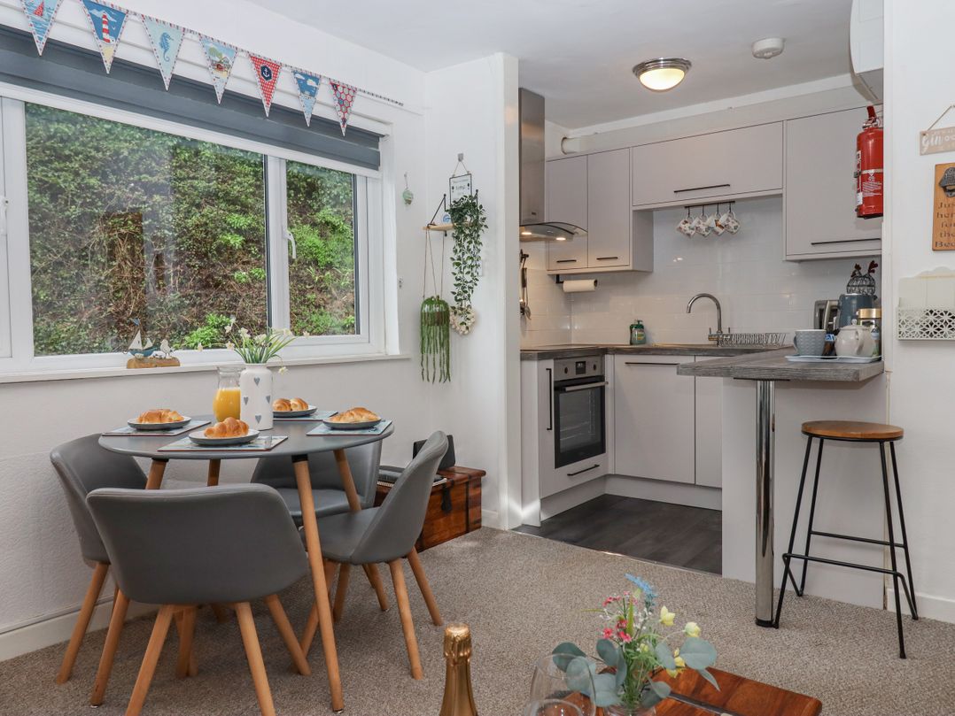 3 Dolphin Court