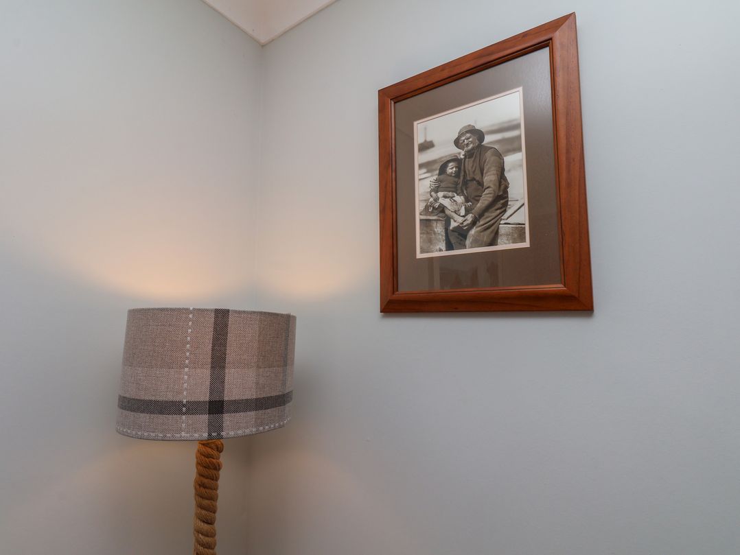 A lamp and a framed photograph on the wall at Tides Reach in Whitby