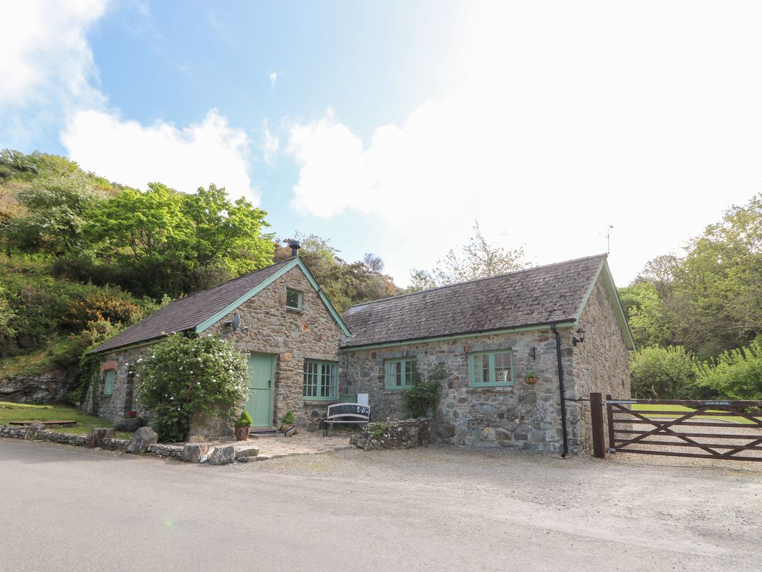 Dog friendly holiday cottage in Cardigan, sleeps 4