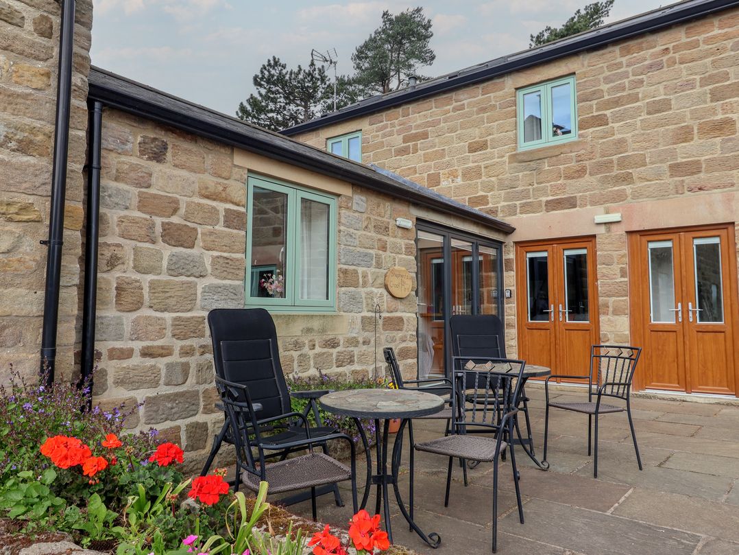 A table and chairs outside a stone building at Shepherd's Crook in Follifoot near Spofforth