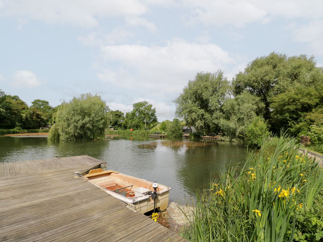 Acorn Lodge At Bridge Lake Farm & Fishery