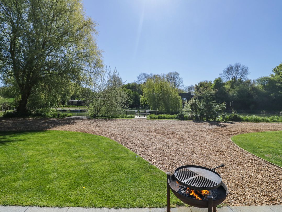 Acorn Lodge At Bridge Lake Farm & Fishery