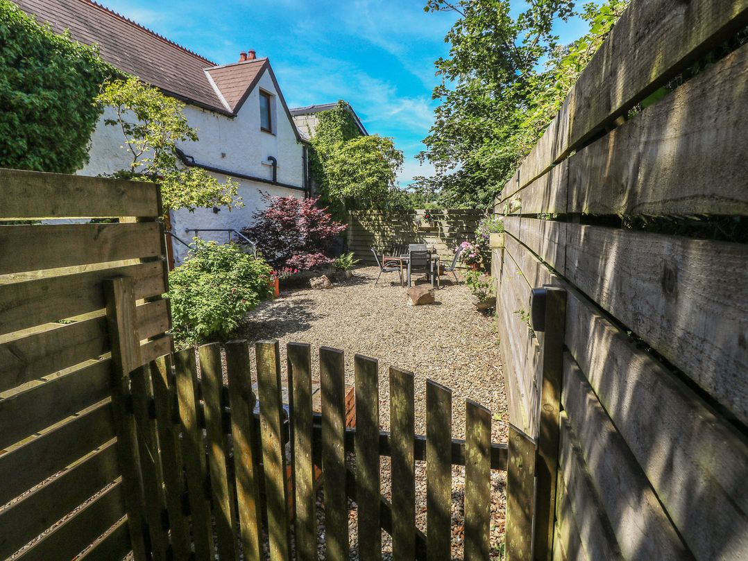 A garden area with gravel and seating at Stable Cottage, Templeton near Narberth
