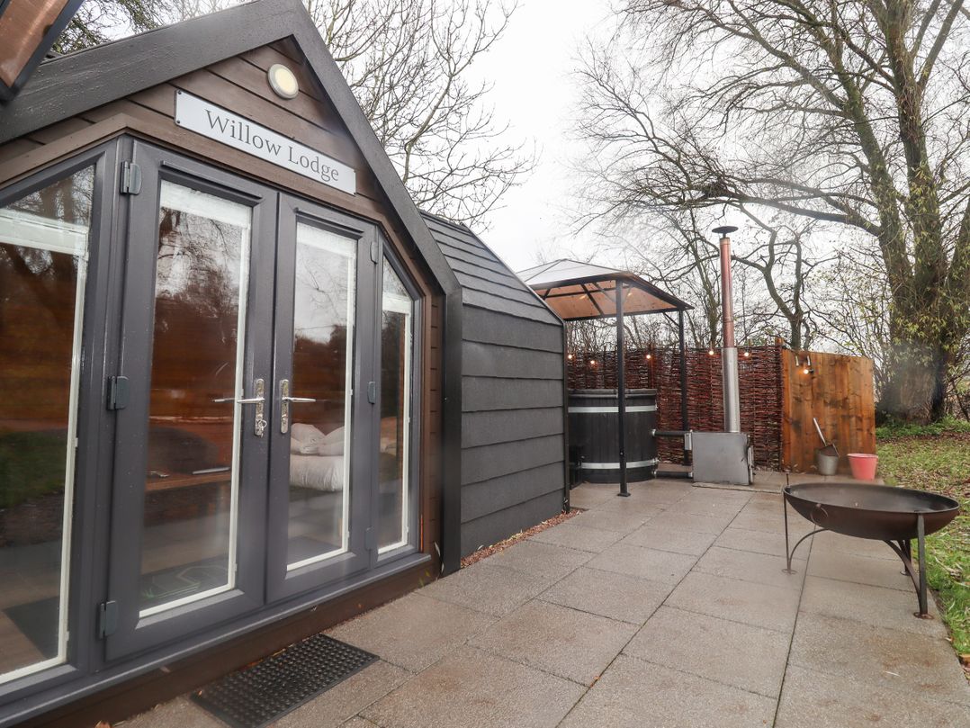 Willow Lodge At Bridge Lake Farm & Fishery