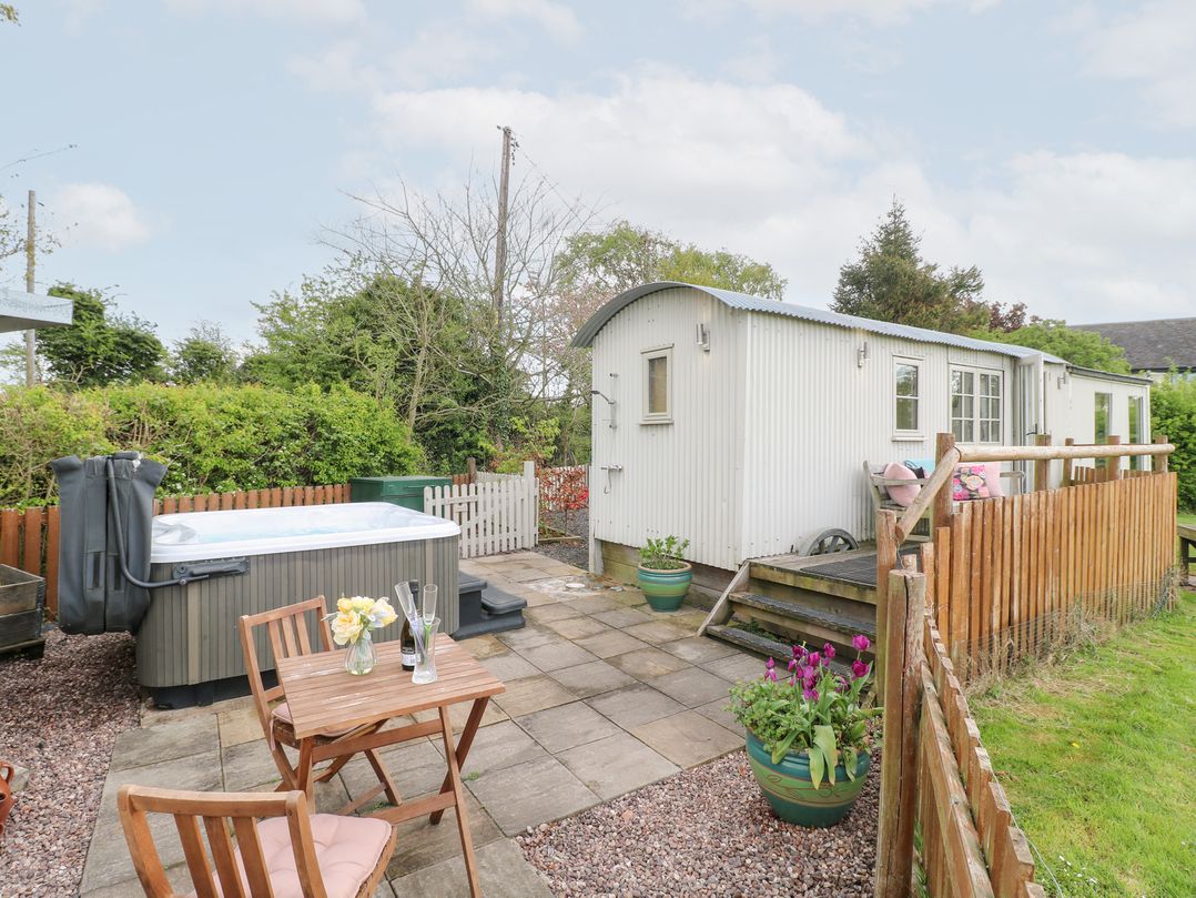Shepherds Hut, Rugeley - Sleeps 2 guests
