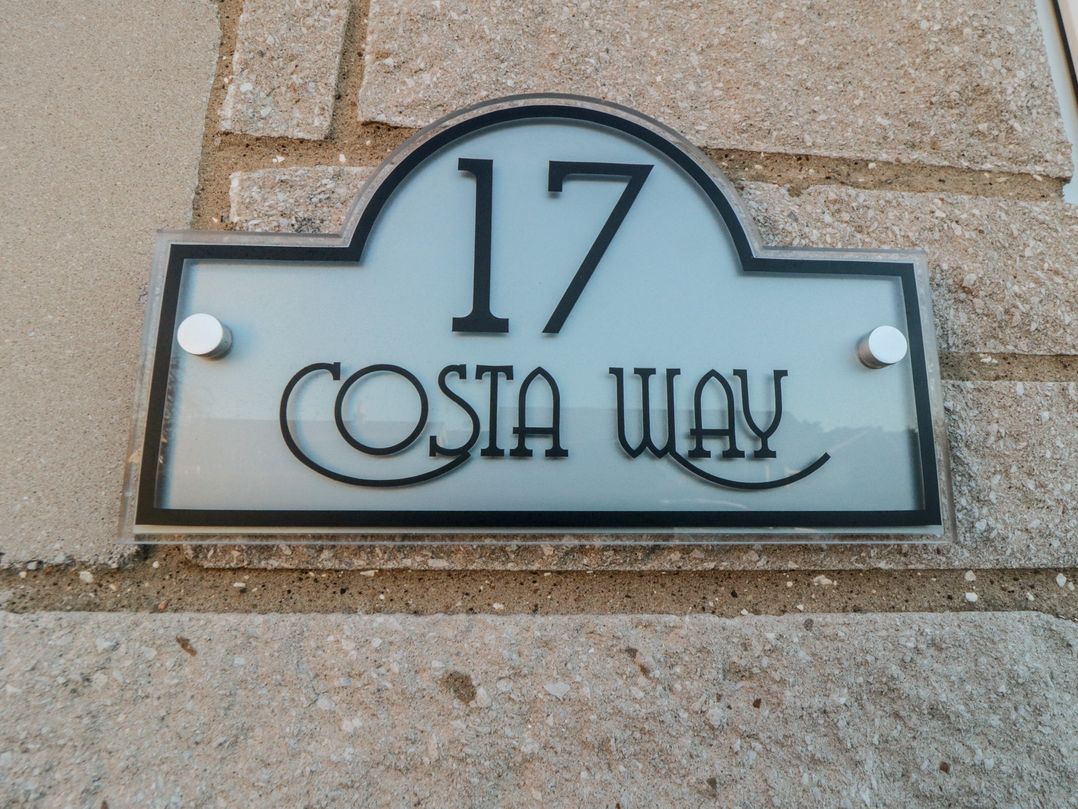 17 Costa Way