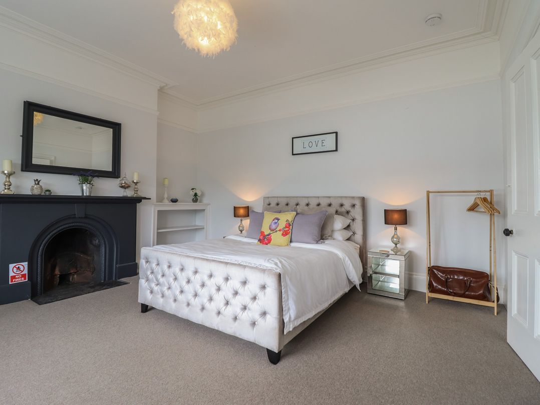 5 Porkington Terrace