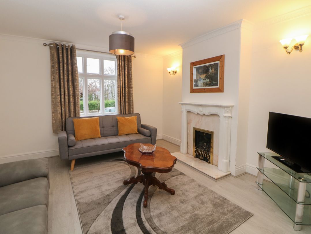 15 Calton View