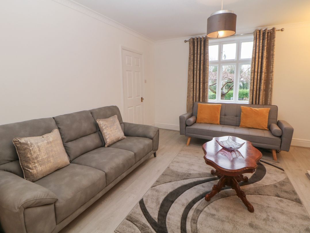 15 Calton View