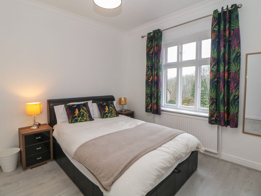 15 Calton View