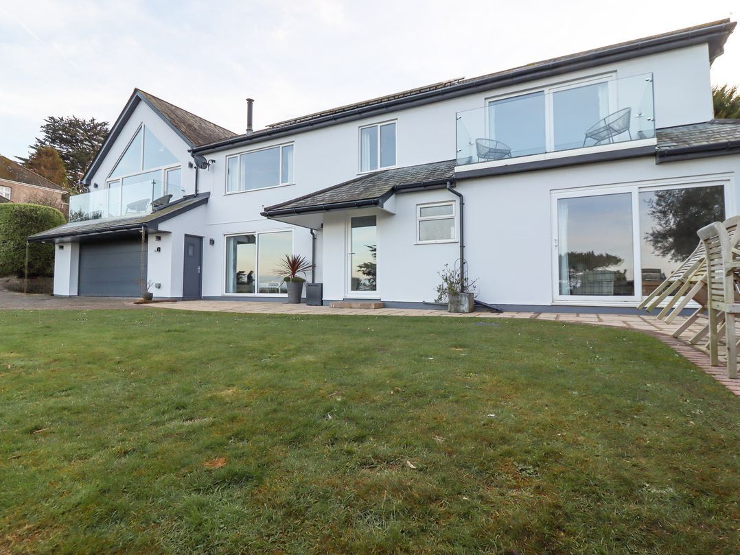 Treetops, Carbis Bay - Sleeps 8 guests