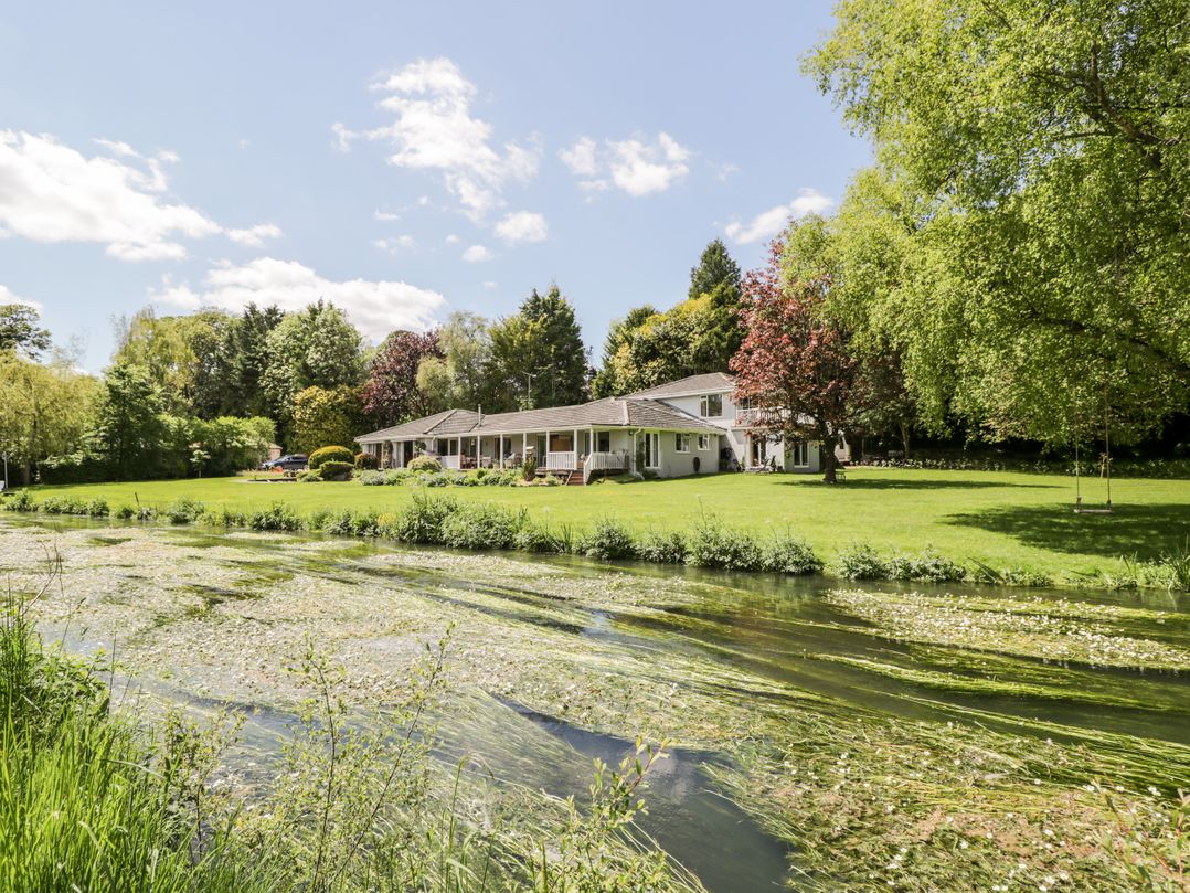 The River House. Avon Valley. Stonehenge (with fishing)