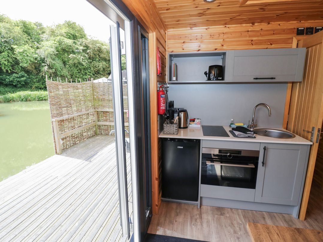 Oak Lodge At Bridge Lake Farm & Fishery