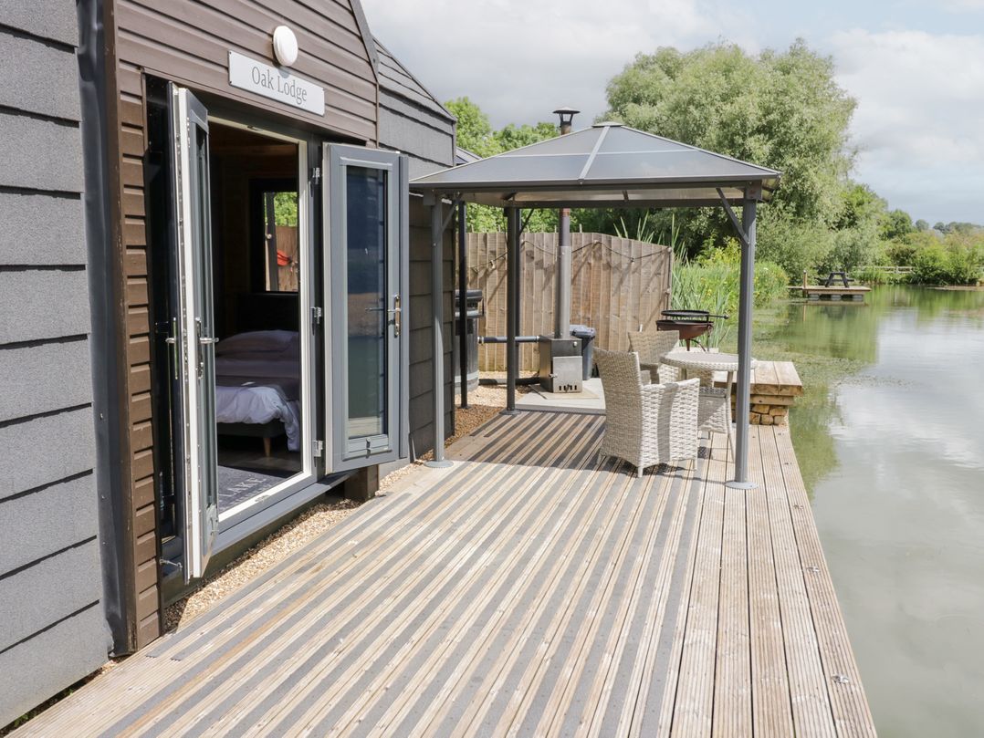 Oak Lodge At Bridge Lake Farm & Fishery