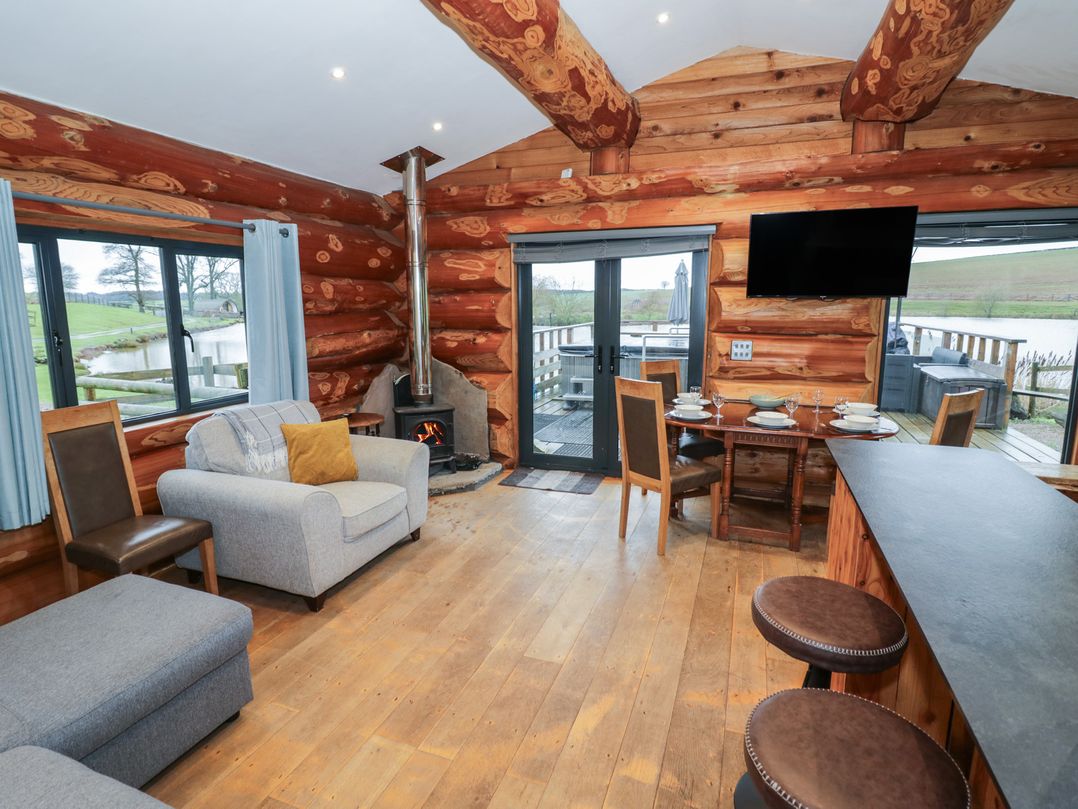 Cedar Cabin at Salford Court Farm Fishing Cabins