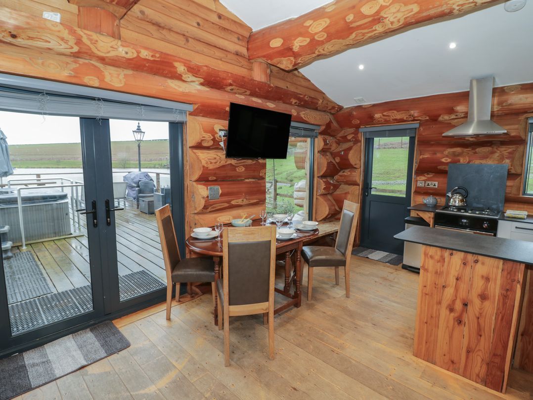 Cedar Cabin at Salford Court Farm Fishing Cabins