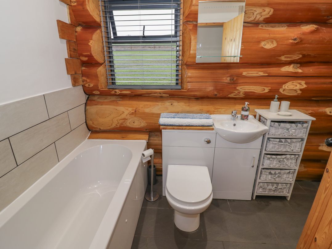 Cedar Cabin at Salford Court Farm Fishing Cabins
