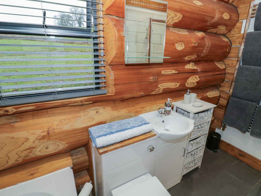 Cedar Cabin at Salford Court Farm Fishing Cabins