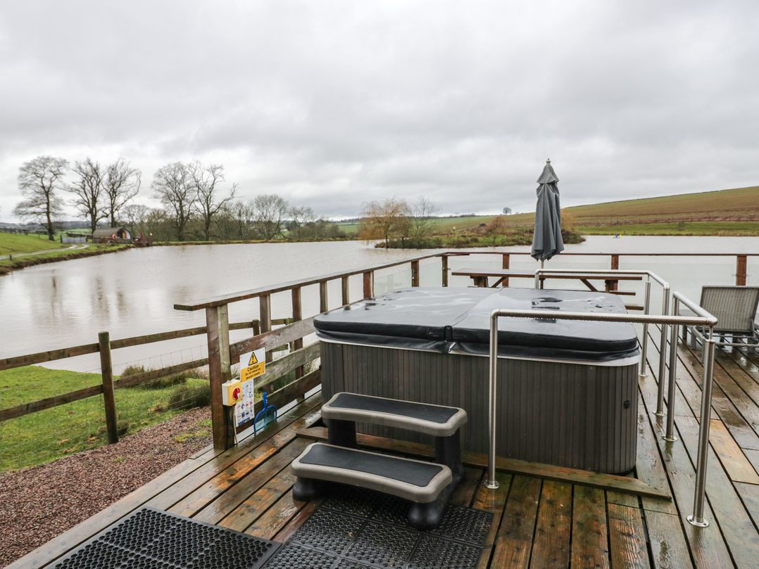 Cedar Cabin at Salford Court Farm Fishing Cabins