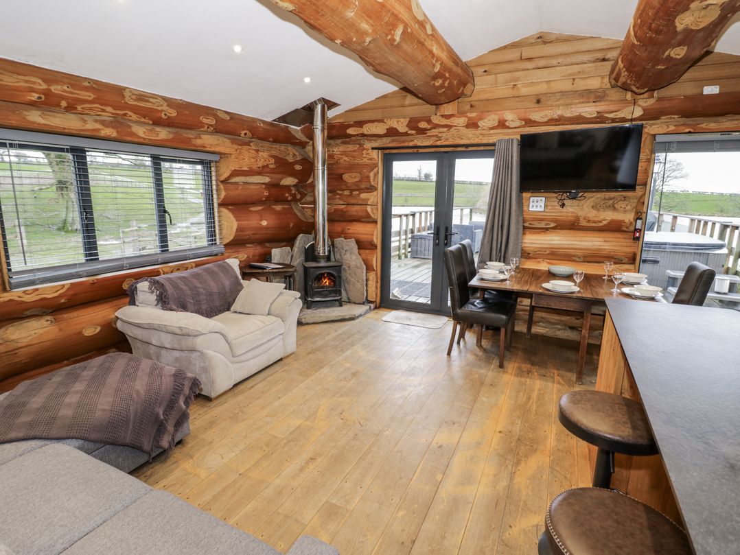 Douglas Cabin at Salford Court Farm Fishing Cabins