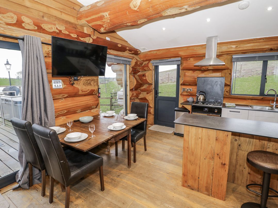 Douglas Cabin at Salford Court Farm Fishing Cabins