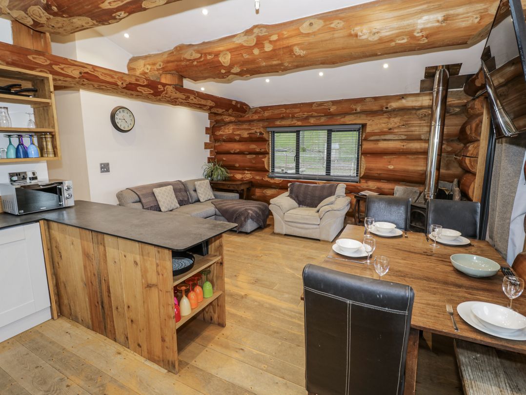 Douglas Cabin at Salford Court Farm Fishing Cabins