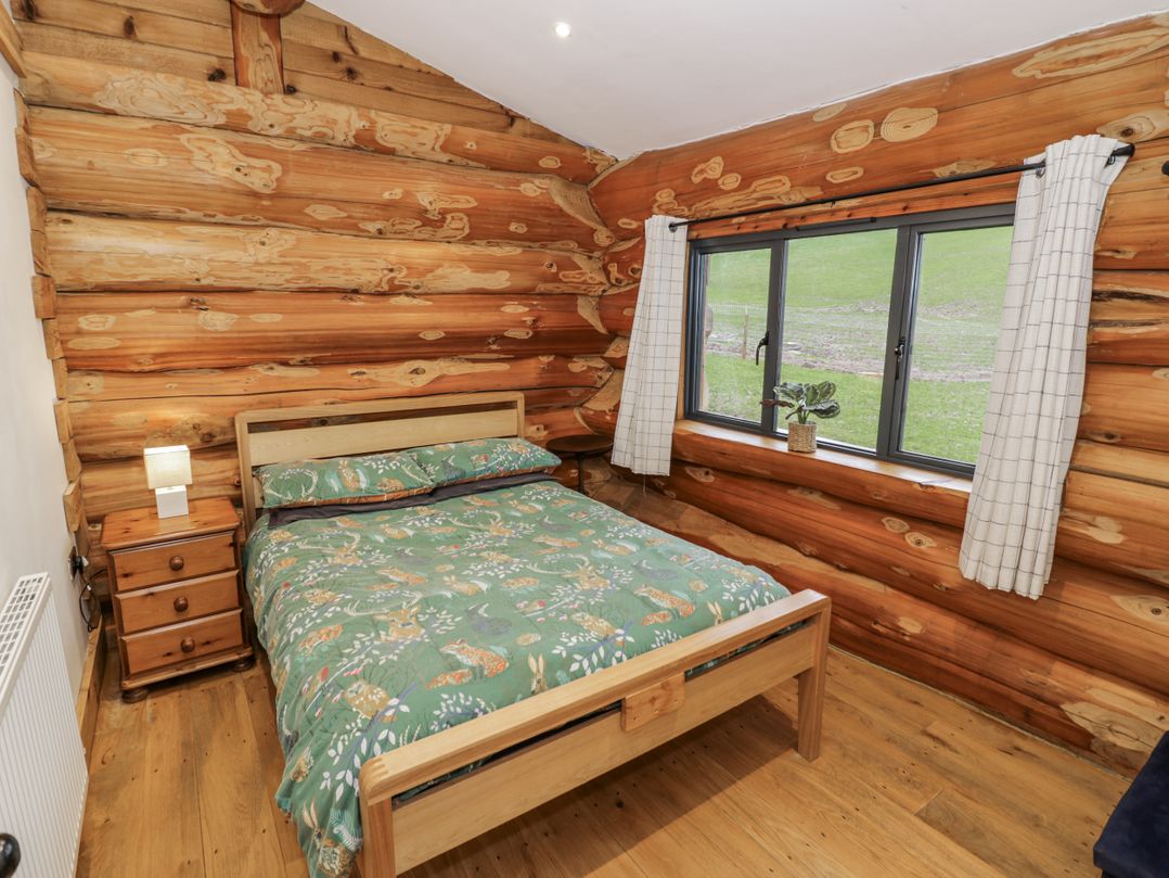 Douglas Cabin at Salford Court Farm Fishing Cabins