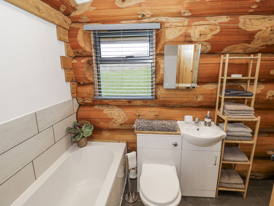 Douglas Cabin at Salford Court Farm Fishing Cabins