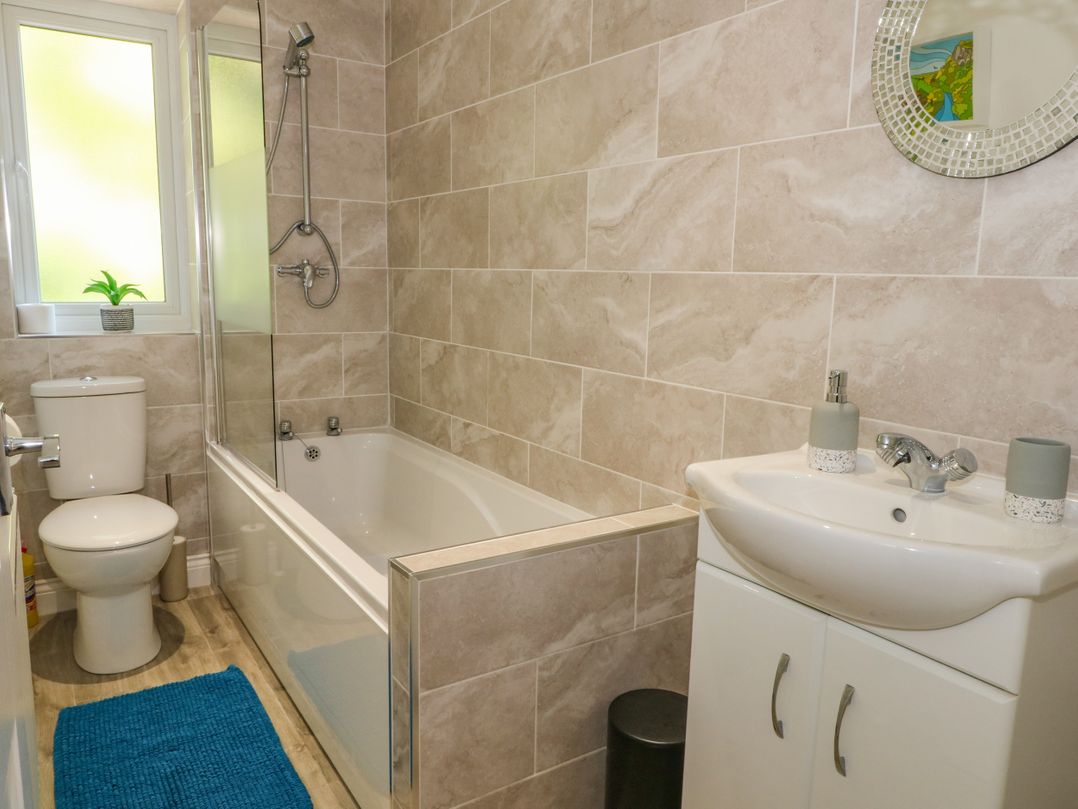 6 Hunters Green Close