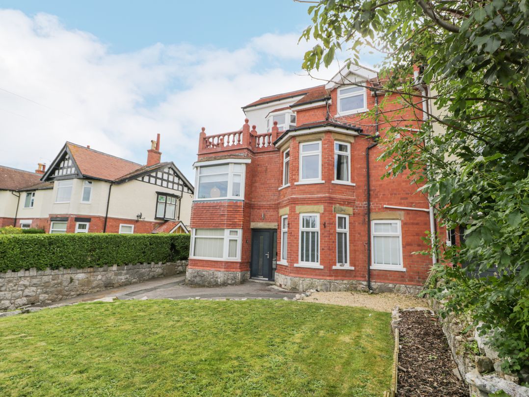 Dog friendly cottage in Rhos-on-Sea, Conwy - Sleeps 18