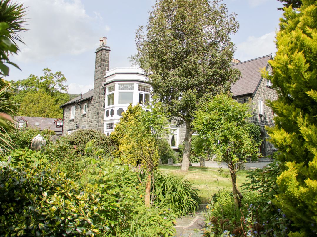 Gwern Borter Manor
