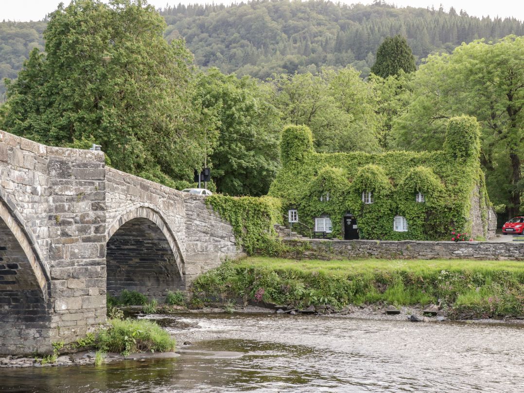 Gwern Borter Manor