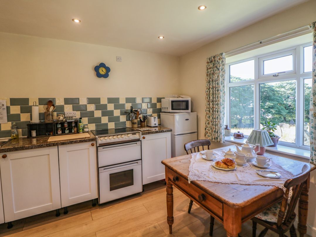 A kitchen with a table and chairs at The Netty in Flash