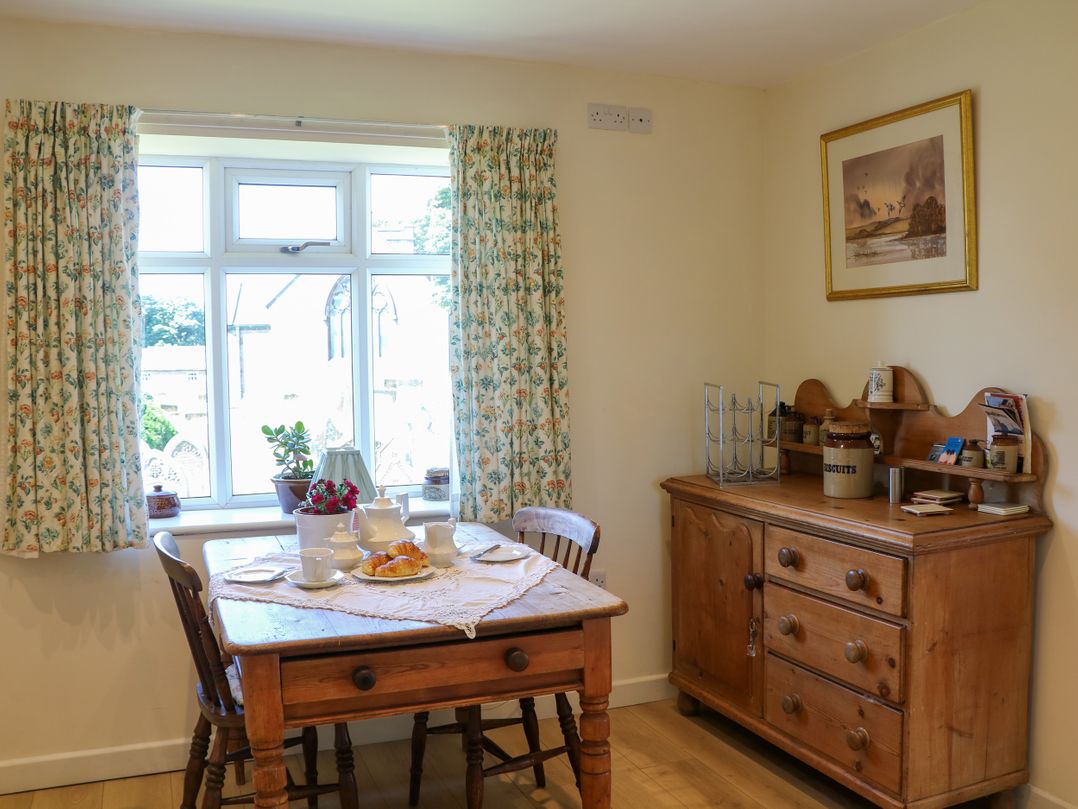 A kitchen with a dining table and sideboard at The Netty in Flash