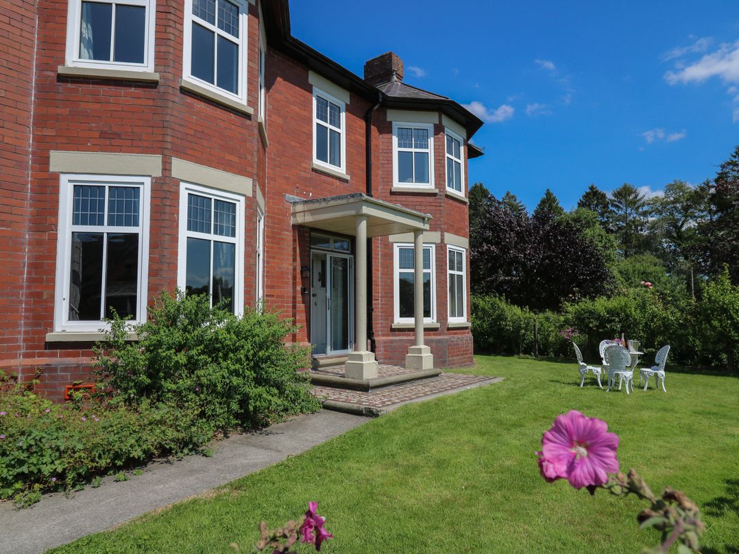 Tirallen, Llangadog - Sleeps 10 guests