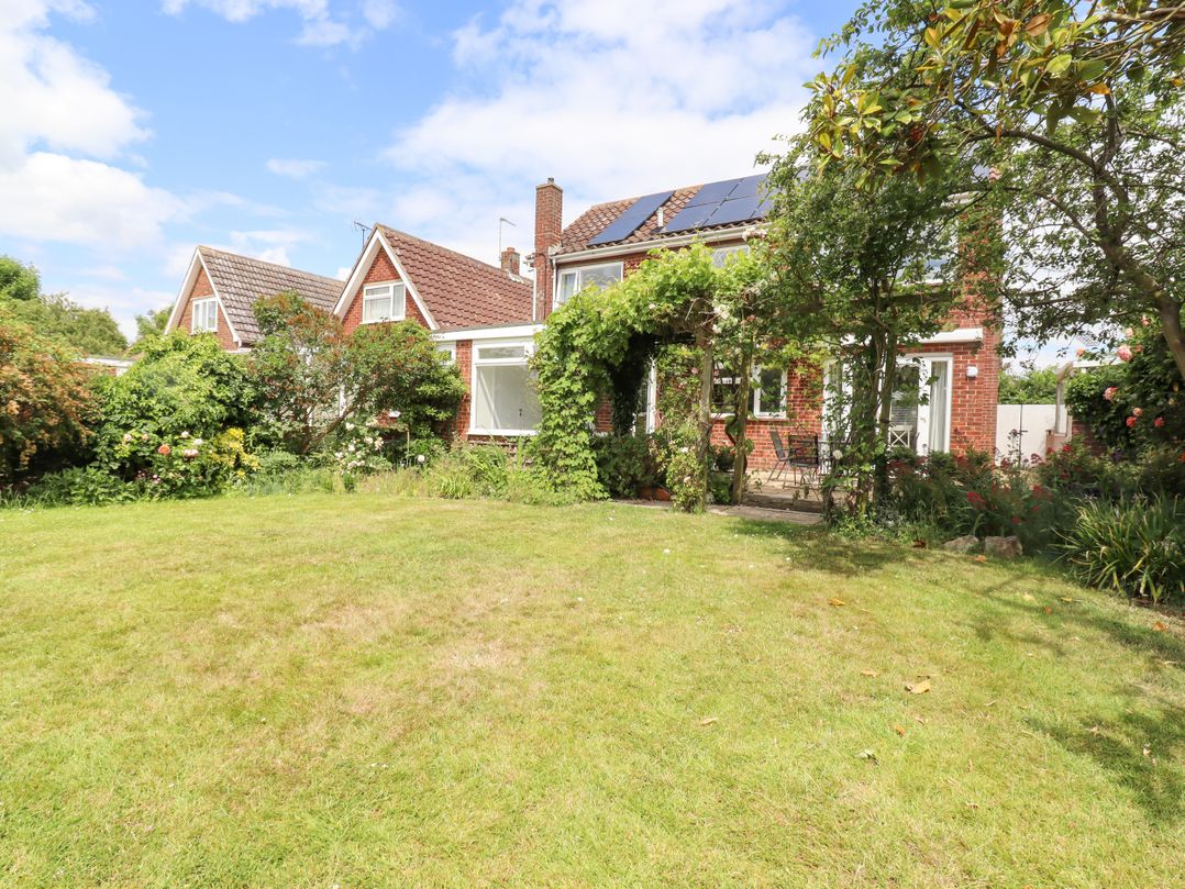 Island House in West Mersea, Essex Cottages & Lodges