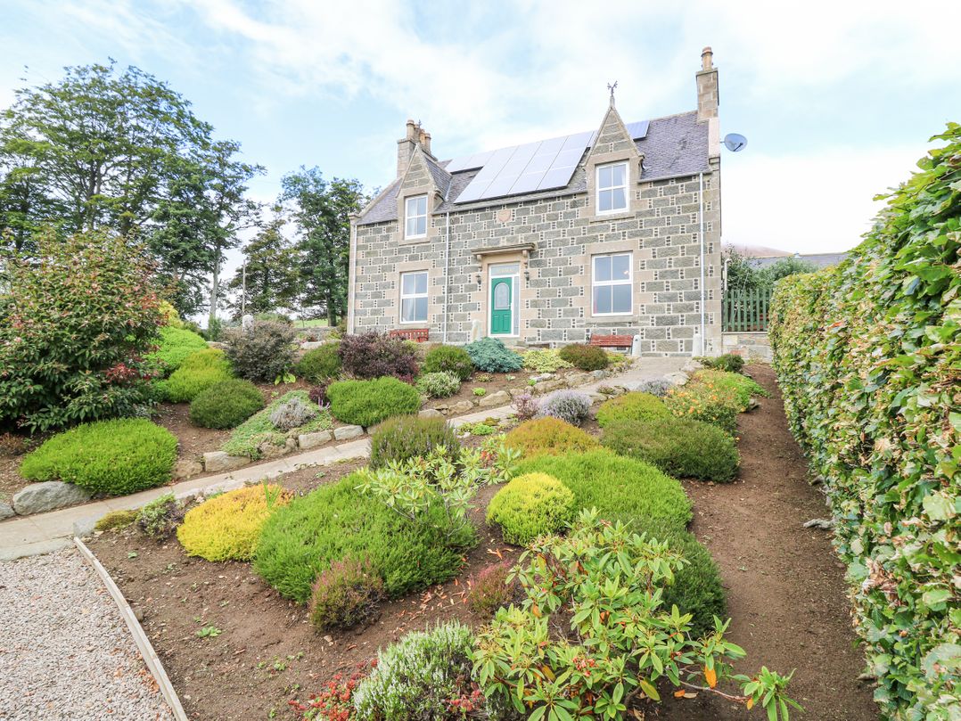 Dog friendly holiday cottage in Huntly, sleeps 13