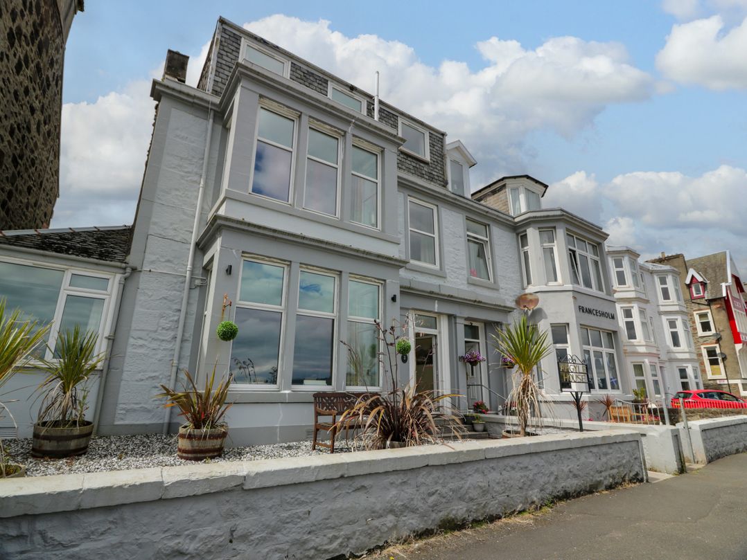 Dog friendly holiday cottage in Rothesay, sleeps 21