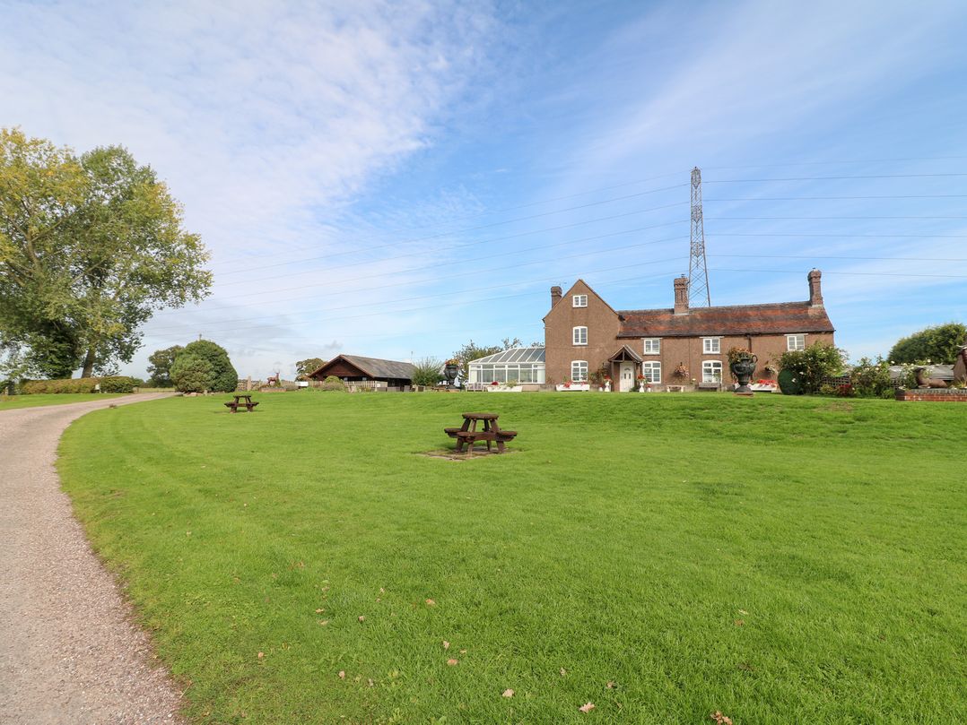 Dog friendly holiday cottage in Great Haywood, sleeps 16