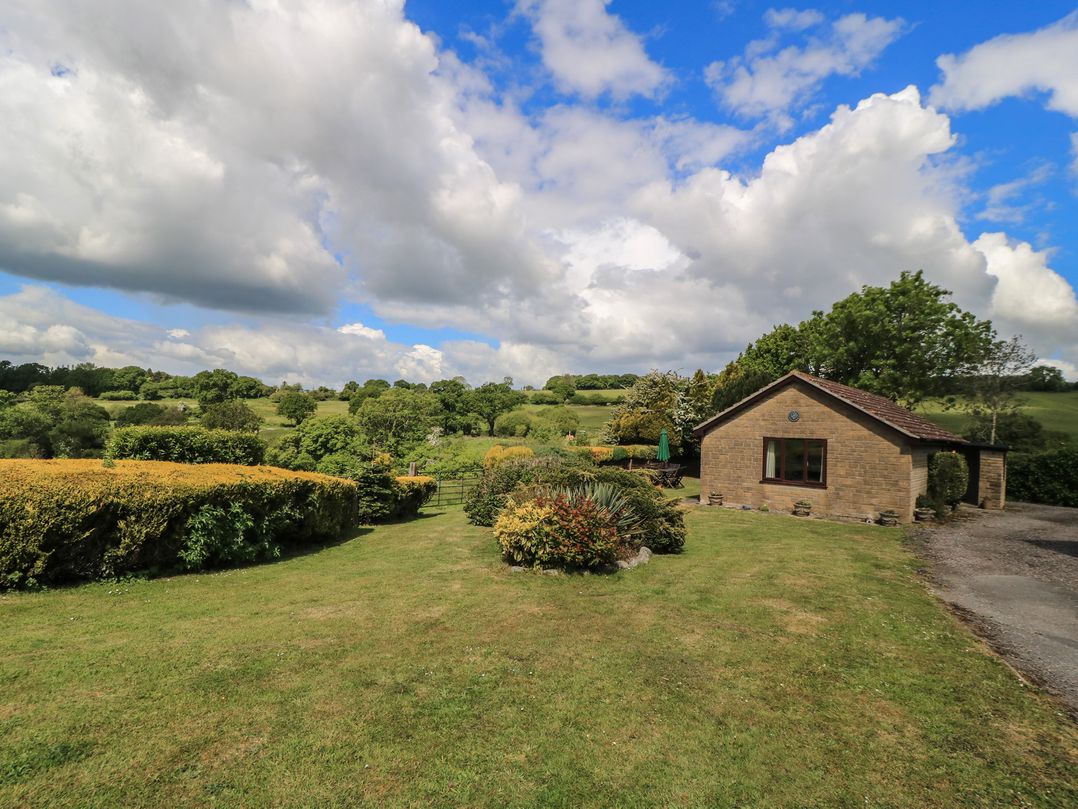 A house with garden and parking area at Ryecross Farm Cottage in Shaftesbury