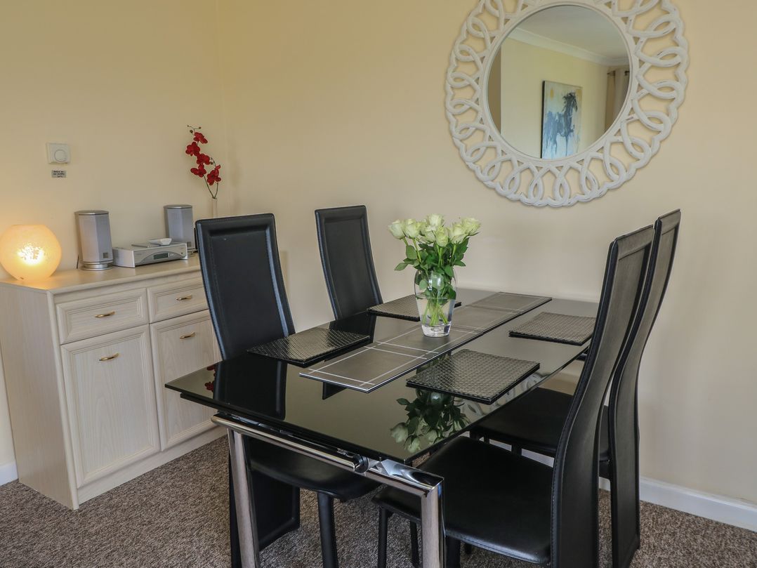 A dining room with a table and chairs at Ryecross Farm Cottage in Shaftesbury