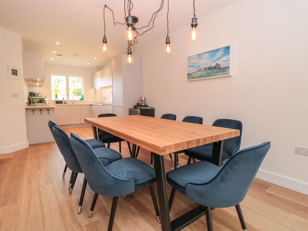 4 Court Terrace, Hillfield Village