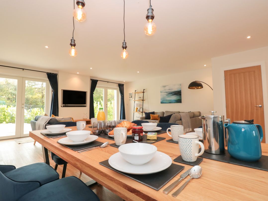 4 Court Terrace, Hillfield Village