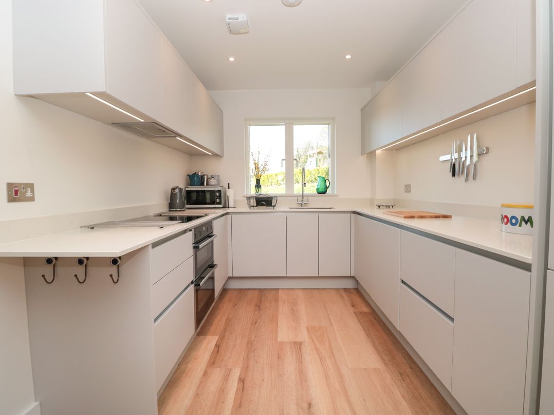 4 Court Terrace, Hillfield Village