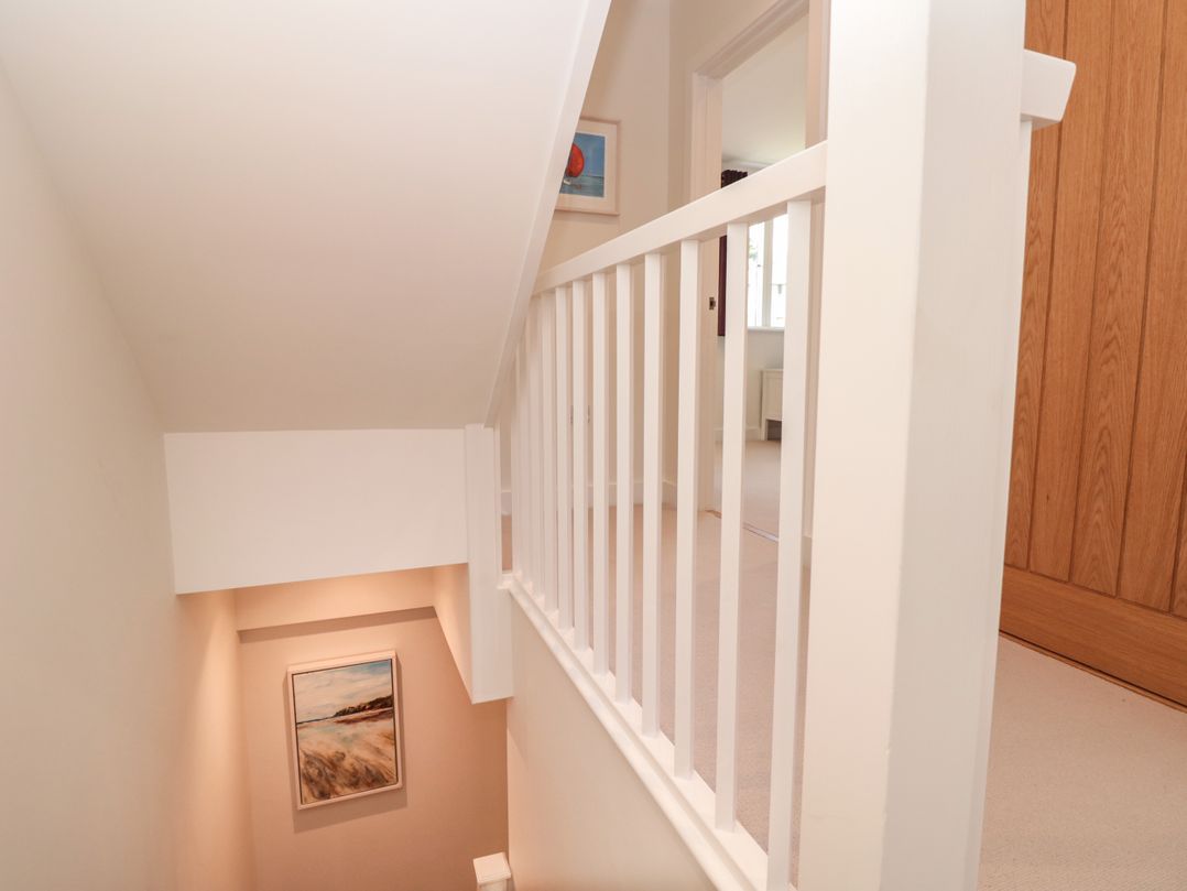 4 Court Terrace, Hillfield Village