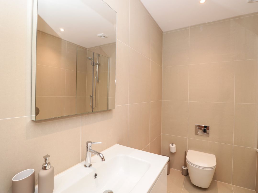 4 Court Terrace, Hillfield Village